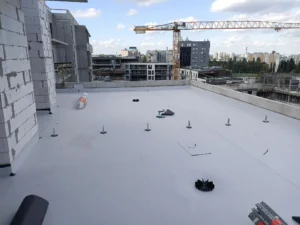 Prace hydroizolacyjne na dachu płaskim Prace hydroizolacyjne na dachu płaskim